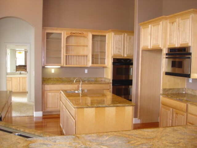 Building Photo - RARE ONE STORY EXECUTIVE HOME IN GATED COM...