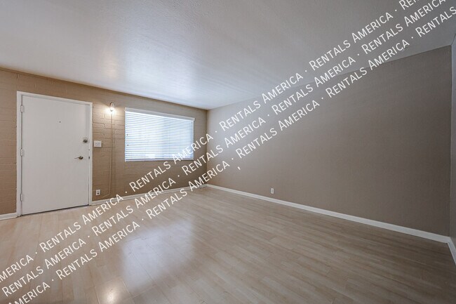 Foto del edificio - 6841 E 2nd St