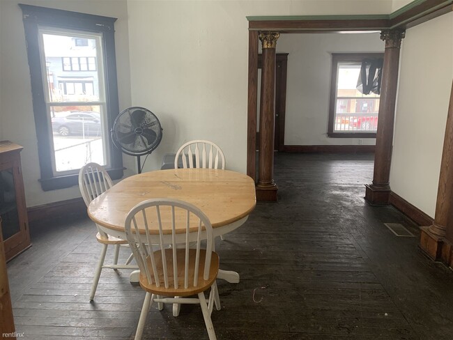 Building Photo - 2 br, 1 bath Triplex - 1402 Miami St Apt 1