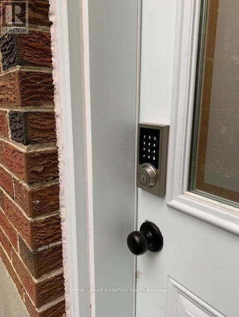 Building Photo - 10 Sanford Crescent