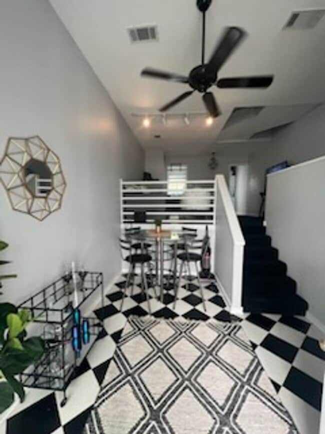 Building Photo - 2 bedroom 2.5 bath in College Town!! Walk to stadium! Available August 2026