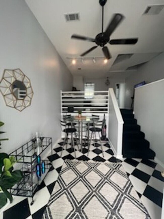 Foto del edificio - 2 bedroom 2.5 bath in College Town!! Walk to stadium! Available August 2026