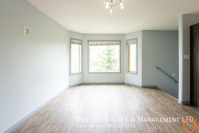 Photo du bâtiment - Executive Home in Coaldale with Extra Park...
