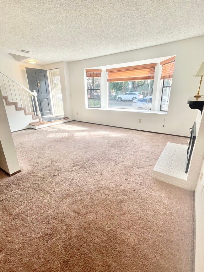 Building Photo - Charming 2 bedroom 2 bathroom in Sacramento!