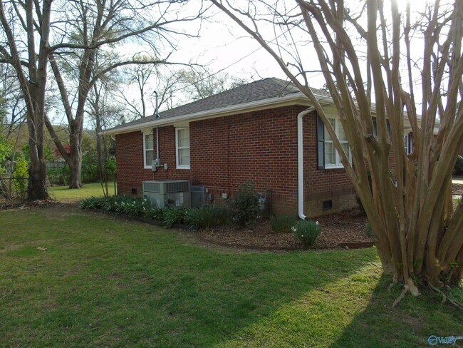 Building Photo - 1714 Ballard Dr SE