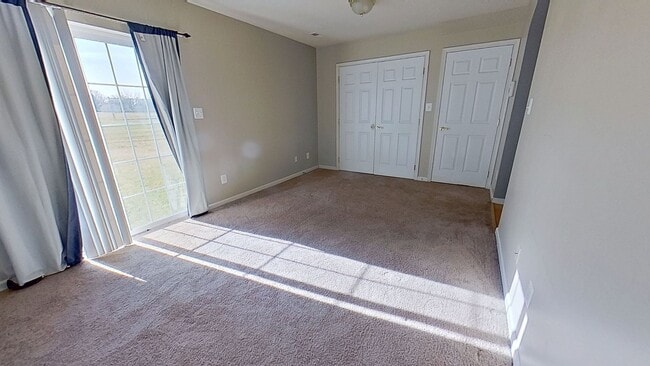 Building Photo - Spacious Townhouse