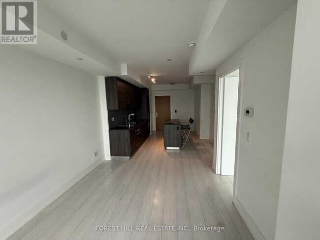 Photo du bâtiment - 200 Bloor St W