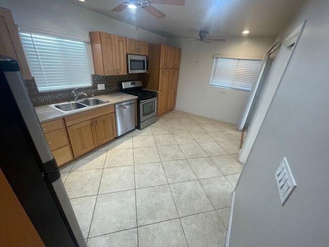Foto del edificio - 4BD/2BA House on 63rd!