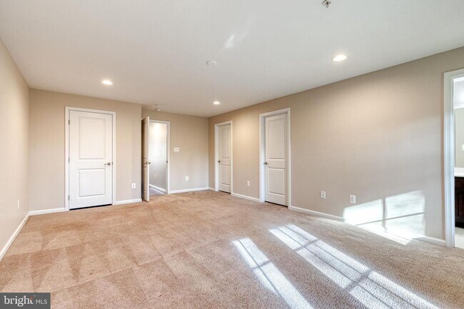 Building Photo - Stunning 3bd 3.5bth, rarely available home...