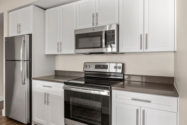 Disfrute de una cocina moderna diseñada con un carácter distintivo y un diseño atemporal. - Elevate