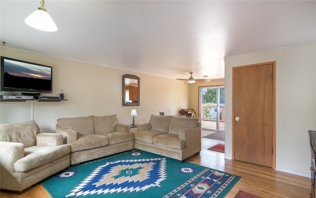 Living room and dining room: 400 sq.ft. - 18401 73rd Ave W