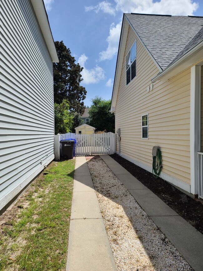 Building Photo - Quick, convenient access to shopping and b...