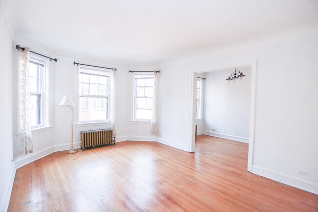 Building Photo - 4512 N Paulina St