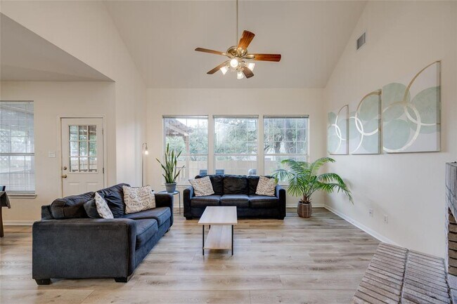 Building Photo - 1405 Oakwood Glen Cove