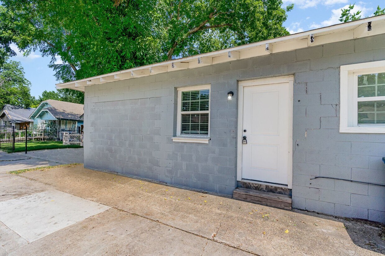 Foto principal - Affordable 2bed/1bath unit!