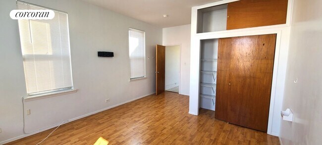 Foto del edificio - 32-29 46th St