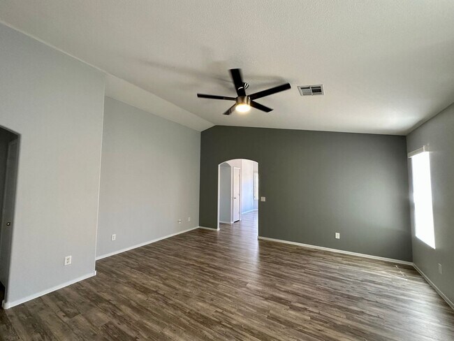 Foto del edificio - 3 Bedroom + Den Single Story Home in the C...