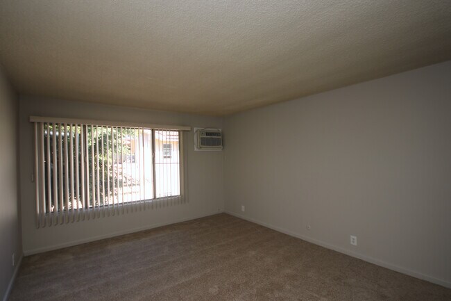 Building Photo - 976 E Villa St