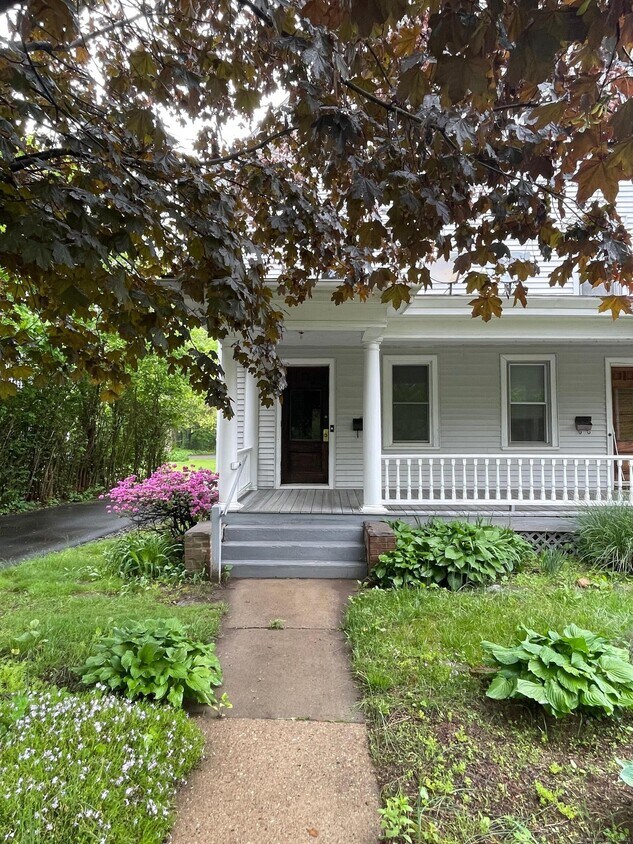 Primary Photo - 1740 Farmington Ave