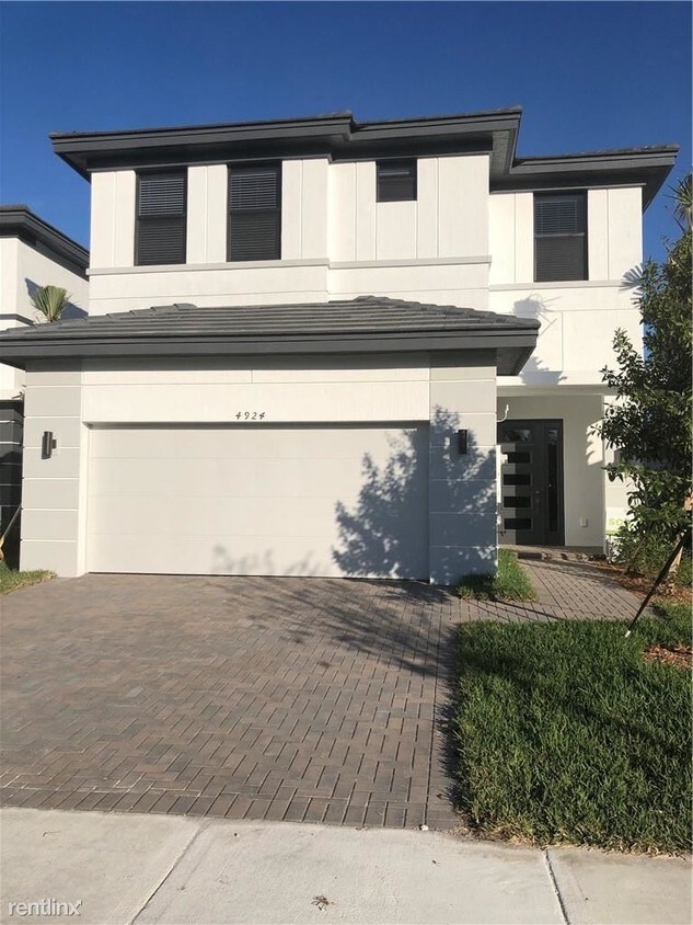 Foto principal - 4 br, 3.5 bath House - 4924 Whispering Way