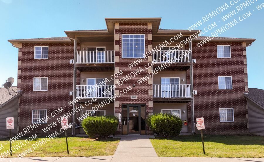 Primary Photo - 701 SE Dovetail Rd