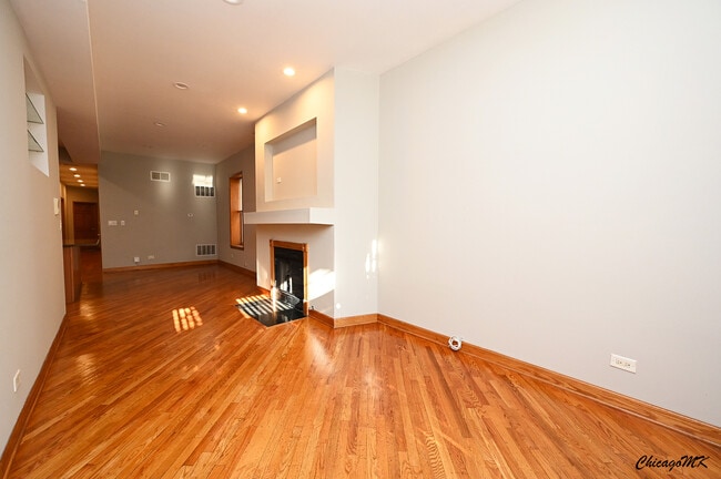 Building Photo - 1535 N Paulina St
