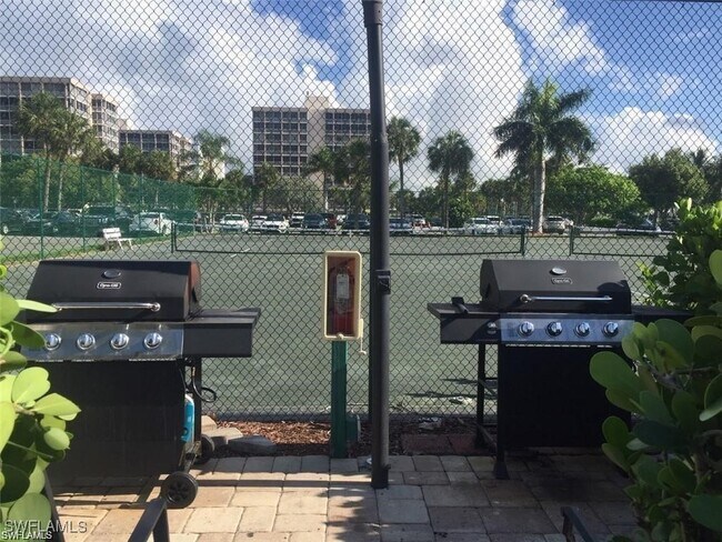 Foto del edificio - 7330 Estero Blvd