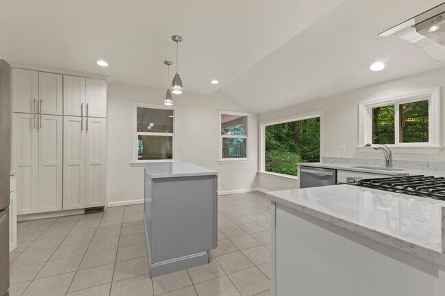 Foto del edificio - Discover this beautifully updated Colonial...