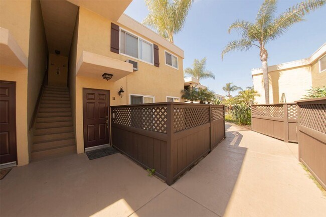 Foto del edificio - 2BR/1BA Clairemont Condo Freshly Painted, New Vinyl Plank Flooring Throughout Patio, 1 Parking Space