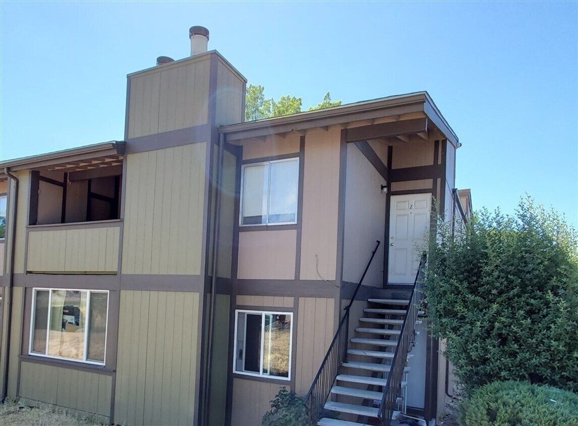 Primary Photo - Bright Conveniently Located Condo in North...