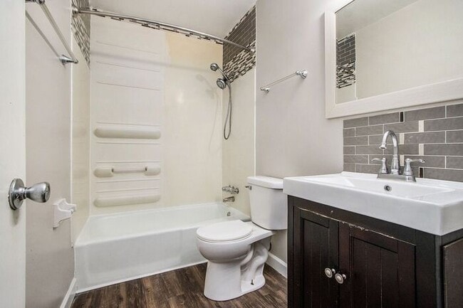 Building Photo - 2-Bed/1-Bath Town House, 850 sq. ft. - Ask...