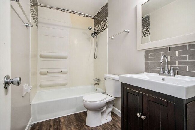 Foto del edificio - Lovely 2-Bed/1-Bath Townhouse – 850 sq. ft. of Modern Comfort - Ask about our security deposit al...