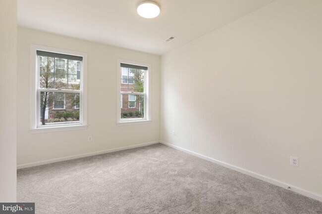 Building Photo - 628 Totten Pl NE