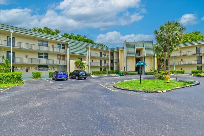 Foto del edificio - 9091 Lime Bay Blvd