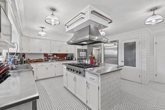 Foto del edificio - 14220 Hillside Rd