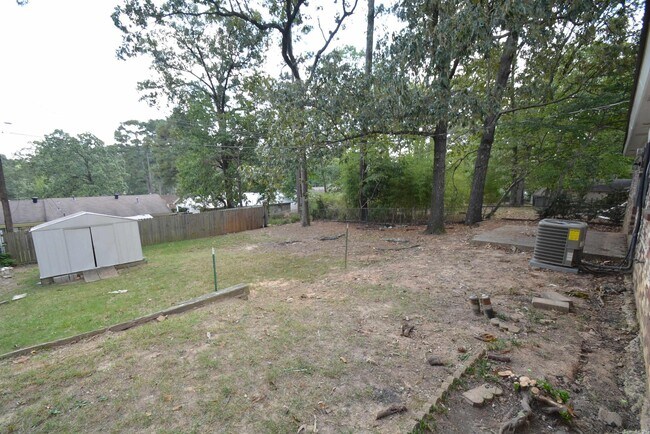 Building Photo - 7401 Valley Dr