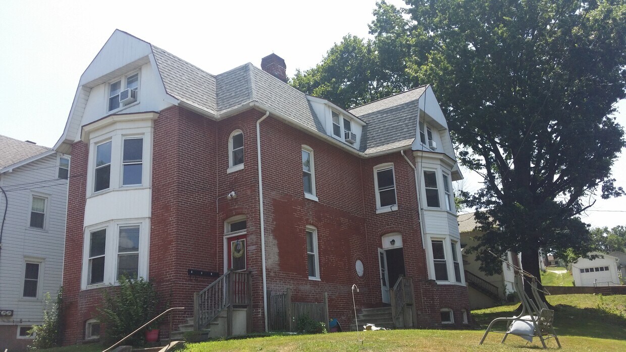Building Photo - 502 E 1st St