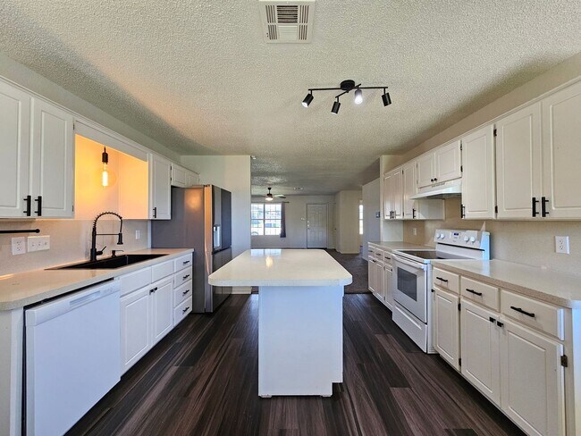 Foto del edificio - HUD / SECTION 8 ACCEPTED - RENT SPECIAL - AVAILABLE NOW!