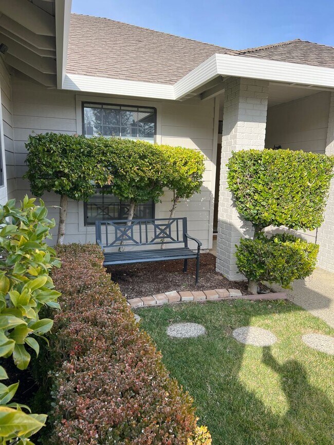 Building Photo - 4 br, 2.5 bath House - 413 Heron Place