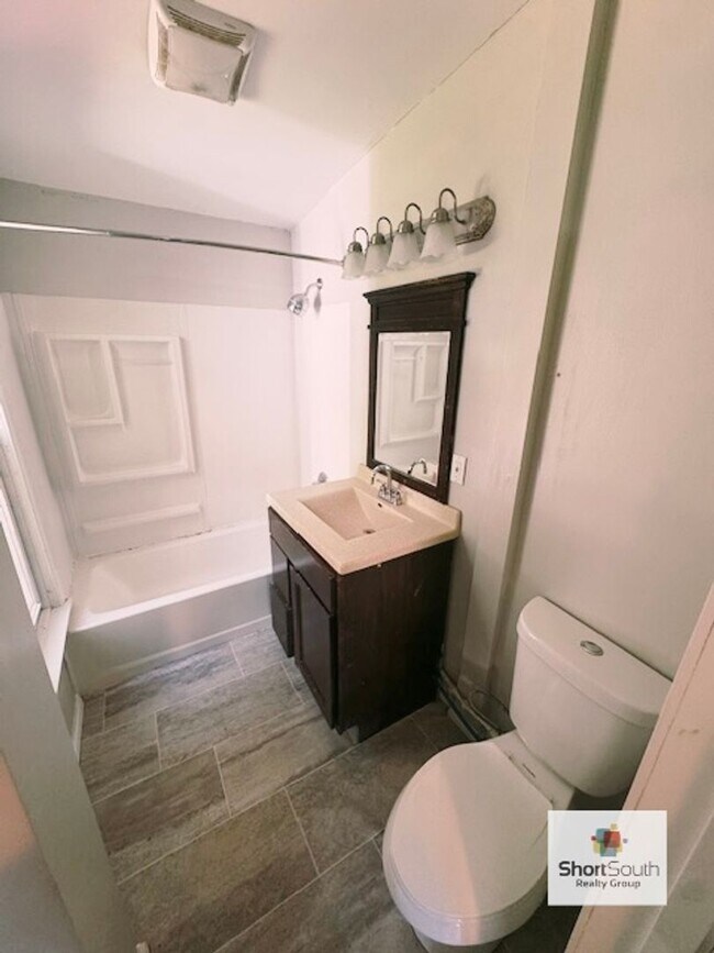 Building Photo - Updated 2 Bed 1 Bath home on the SE side