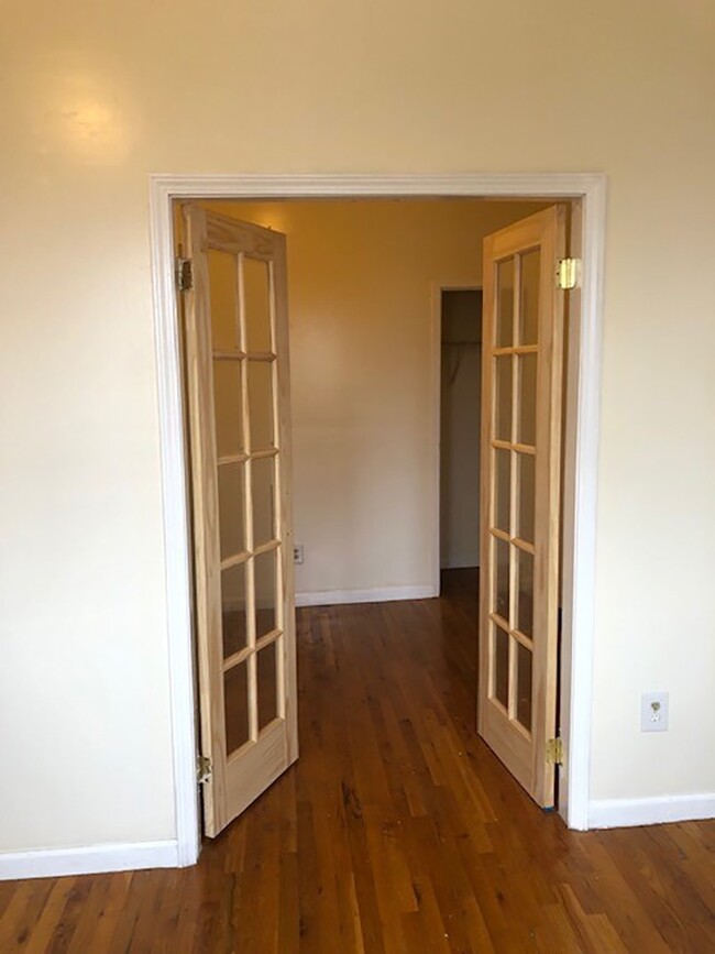 Building Photo - Super spacious 3 bedroom Bed Stuy apt.