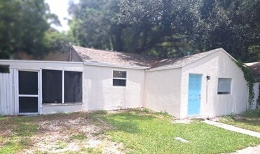 Building Photo - 808 Hart St
