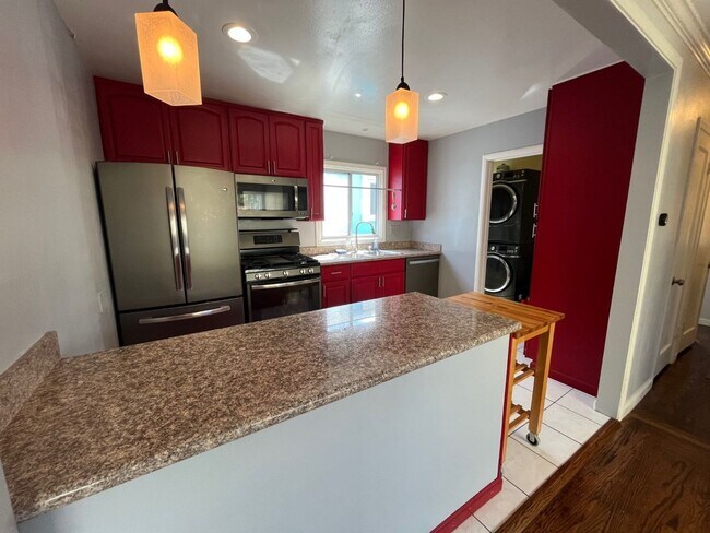 Building Photo - Three Bedroom House Available in Albany!!!