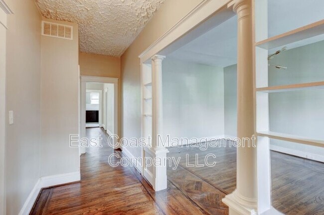 Building Photo - 2515 Loyola Southway