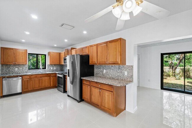 Foto del edificio - 899 NW 7th Dr