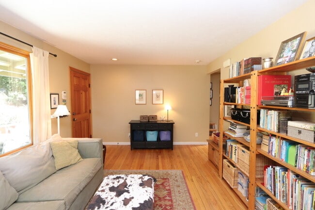 Building Photo - Serene Montclair Home
