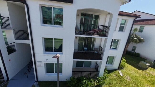 Building Photo - 615 Villa Cir