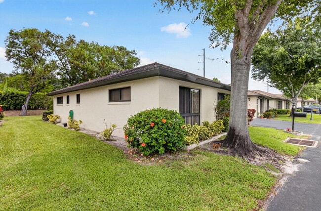 Building Photo - "Spacious 2-Bed, 2-Bath Boynton Beach Gem with Modern Granite Elegance – 1400 Sq Ft!"