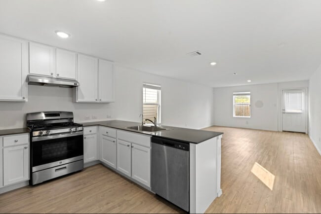 Building Photo - 10824 Presa Wy