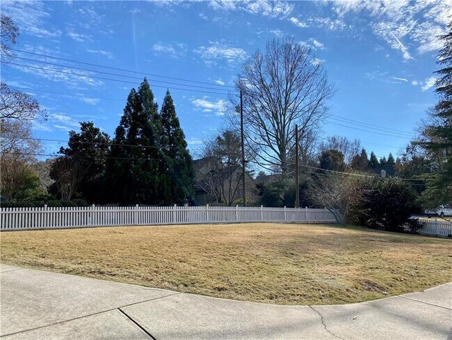 Foto del edificio - 3006 Arden Rd NW